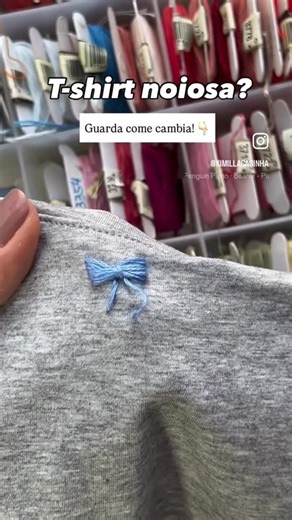 kimie | Artista on Instagram: "Bastano 3 fiocchetti ricamati per cambiare come una t-shirt. Nei miei laboratori insegno proprio questo: transformare il semplice in unico. Vuoi imparare anche tu? Allora salva questo reel per non pentirti dopo e per altre idee geniali e facili da realizzare… 👉🏻segui Kimillacasinha #ricamo #fiocco #tshirt"