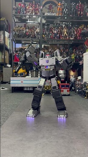 ATTACK! Auto transforming Megatron by Robosen