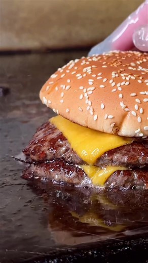 San Antonio, Staple, serving fresh burgers, wings, pizza, chicken tenders, and more 🍔babes old-fashioned food is a family owned and operated restaurant since 1987. Here you will find delicious burgers made with their special babes seasoning on buttered toasted buns. 🍗They also freshly fry their wings and use a special technique for their chicken tenders to get them extra crispy. I was shocked to see their onion rings are made to order. They also serve hand cut fries! 🆓 KIDS EAT FREE with adul