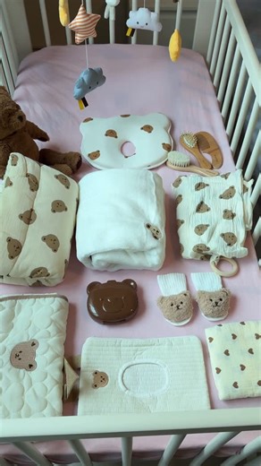 Sulthana Siddique on Instagram: "Hospital bag packing for delivery 1.File - emirates id and passport both parents,marriage certificate attested ,birth plan 2. For baby- Diapers size o taped (i used pampers premium) Waterwipes,diaper changingpad ,nursingcover ,receiving blanket ,photography outfit n board ,rompers 5 ,mitten ,socks caps ,bib ,burpcloth ,hairband, hairbrush,nailcutter ,mini moisturizer and diapercream 3. For mamma : front open nighties ,maternity bras ,disposable underwear ,materni