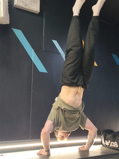 Well, back against the wall is all I had in me for today.. also turns out people use the racks a lot during peak hours. Who knew right... Right anyway here's more handstands #handstand #gymshark66 #calisthenics #practice