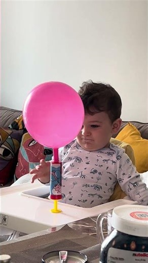 Children being afraid of #balloons 😂#baby #balloons #fearing