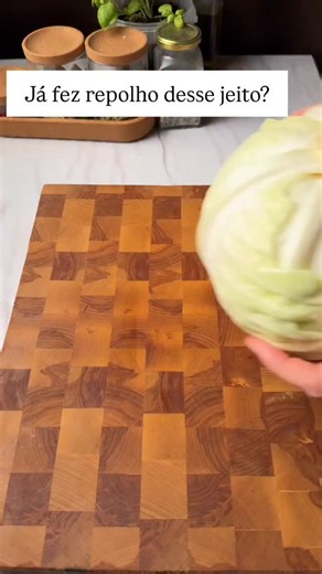 @secapsblack.saude2026 on Instagram: "Você já comeu repolho desse jeito? 👀🥬 Esse prato é super tradicional na culinária europeia e fica simplesmente incrível! Simples, caseiro e muito mais saboroso do que parece. Aqui a gente prova que dá pra comer bem, variar as receitas e manter o equilíbrio 💚 Conta pra mim nos comentários: 👉 Você já conhecia esse prato ou é novidade pra você? 📖 MODO DE PREPARO (resumido e fácil) 🍽️ Charuto de Repolho Recheado (Cabbage Rolls) 🧾 Ingredientes: • 1 repolho