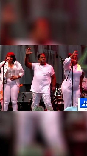 🎤The lights glow, the beat drops, and suddenly the whole room’s in sync!