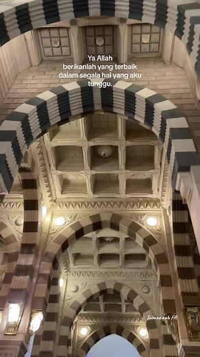 Exploring the Stunning Interior of a Grand Mosque