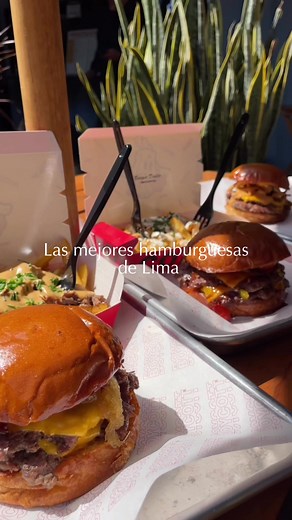 ¿En búsqueda de buenas hamburguesas en Lima? Hoy nos fuimos a @Boycott a probarlas 🙂‍↔️🖤 Nos recibieron con estas 3: Hot bbq bacon S/34.90, bacon crunchy S/34.90 y Oklahoma caramel S/32.90 Además de sus fries que estaban buenísimos a S/19.90 Fries bacon caramel, fries beef overload, fries truffle. Horario: Mar a Dom 12-11pm 📍Av Mariscal Cáceres 270, Miraflores #planesenlima #hamburguesas #quehacerlima #miraflores #darkitchen #smashburger #comidarapida