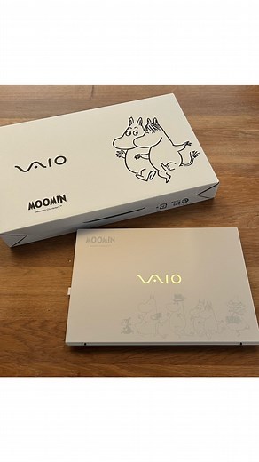 塚もときのこ|ムーミン生活 on Instagram: "VAIO ムーミンモデル ＊ F14ウォームホワイト 元々仕事ではVAIOユーザーだった私。 小さい方のF14でも全くストレスがないディスプレイ、持ち運びに負担がない薄さ、軽さに惚れ込んでいたんです。 かなりお高いムーミングッズですが、信頼しているのです。VAIOを。 あとなんか珍品ですよね。おもちゃでもない本気のムーミンパソコンって🤣……誰がなんと言おうと絶対珍品。(LOVE珍品) 壁紙がデフォルトでムーミンって、「別に」以外の何者でもないと思っていたんですが、初回起動でまずムーミンが出てくるのはちょっと感動しました🥹珍 VAIOストアの限定品です。 @vaio_store_official #ムーミン #ムーミンパソコン #vaioムーミンモデル #vaio #ノートパソコン #moomin #muumi #mumin #muumipeikko #sony ケメの曲がライブラリーにあるなんてびっくり。ケメこと佐藤公彦さん大好きなんです。"