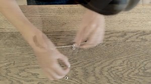 【關於PANDORA-手鏈配戴】 一直以來，PANDORA因受到大家的喜愛才可不斷推陳出新，分享一次次與眾不同的設計，由於各位的愛戴，我們也收到愈來愈多關於PANDORA產品配戴的詢問，為提供各位粉絲更好的理解，自本月起，此專頁將推出一系列關於PANDORA產品小知識單元，讓大家一窺PANDORA的小秘密。 影片中的各種翻譯如下: safety chain-安全鏈 (一方面可預防解開手鏈時，鏈身上的串飾直接滑落，另一方面可增加手鏈的搭配層次感) charm-串飾(可隨意串戴在手鏈上，非鏈身交接處，也可當項鍊的墜飾) clips-固定扣(用於手鏈交接處，分散鏈身上的串飾重量) dangle charm-吊飾(可隨意串戴在手鏈上，非鏈身交接處，也可當項鍊的墜飾) spacer-小串飾(主要用於手鏈空間不夠擺放一個完整串飾時) | Pandora