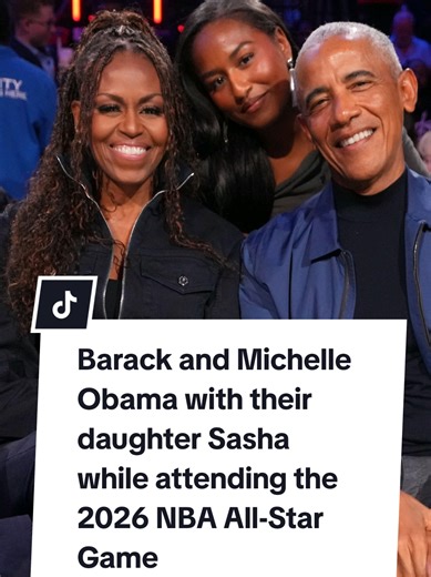 Барак та Мішель Обами разом зі своєю донькою Сашею під час відвідування Матчу всіх зірок НБА 2026 року. Подія відбулася 15 лютого 2026 року на арені Intuit Dome у Лос-Анджелес #шоубізнес #Obama #SBCHANNEL
