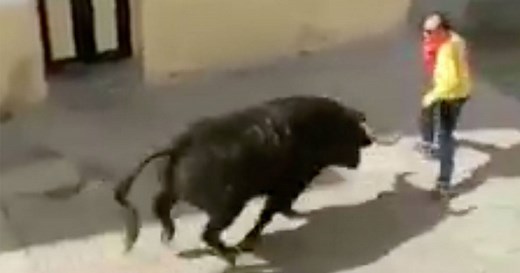 This is the shocking moment a man is gored to death in Spain after taunting a bull at an Easter festival. yhoo.it/2GzM8ec | Yahoo UK