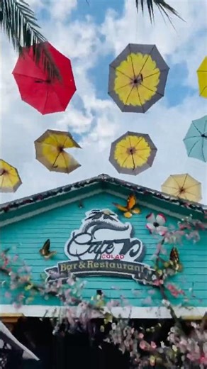 Café Colao en Jarabacoa es un vibrante café-restaurante y bar, conocido por su decoración colorida.