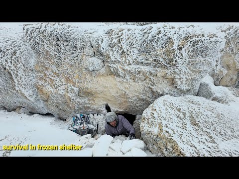 Caught in deadly blizzard:Building a warm shelter in the cold mountains for survival