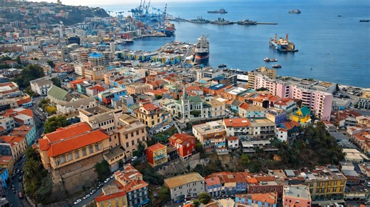 As colinas coloridas de Valparaíso à beira-mar