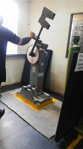 HOW TO SWING AND DROP HAMMER FOR TOUGHNESS BAR TEST ON STEEL SAMPLE USING CHARPY IMPACT TESTER