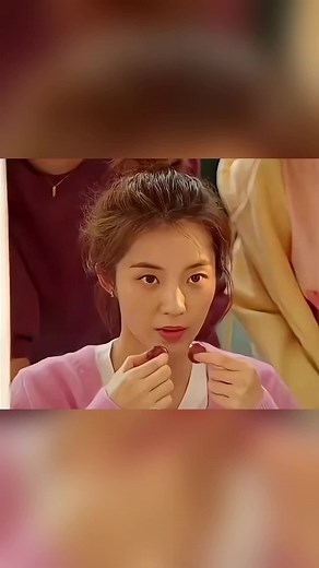 The girl used to put grapes in her cheeks to look beautiful.🥶#movie #movieclips #moviescene #movierecap #movieexplained