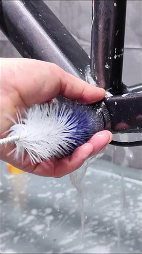 How to clean the bottom bracket threads in the bike frame