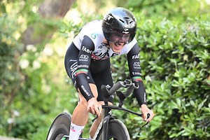 Giro d'Italia 2023, João Almeida coinvolto in una caduta nell'ultima discesa: "Si è rialzato velocemente ed è rientrato in gruppo grazie ai compagni"