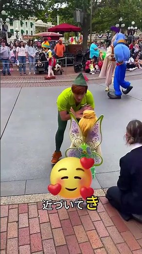 妖精の衣装を着た小さな女の子！ 🧚‍♀️👧