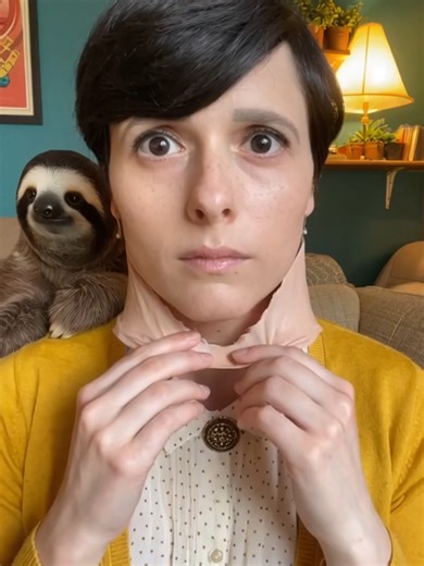 Alien se quita la máscara junto a su mascota