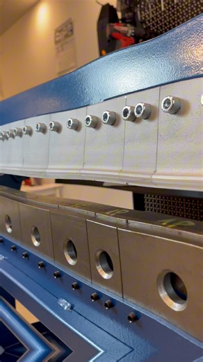 Zaginarka segmentowa warsztatowa RDD ZGDS 70 to kompaktowe i precyzyjne narzędzie, idealne dla profesjonalistów poszukujących niezawodnych rozwiązań w obróbce blachy. #zaginarka #rdd #blacha | sklep-dekarski.pl