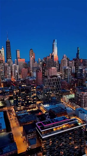 Downtown Chicago Skyline: A Glimpse of City Life in the USA 🇺🇸