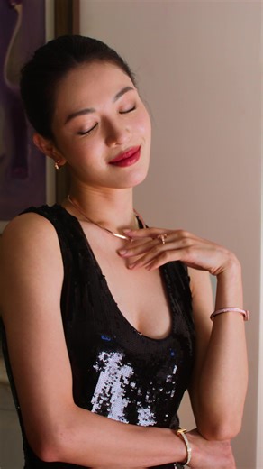 The Tiffany T1 collection is marked by a sleek T motif—a signature House code inspired by our name. Worn by China Brand Ambassador #ElaineZhong, these designs embody timeless minimalism at its best, with clean lines marked by precisely crafted gold and hand-set diamonds. #ATiffanyHoliday #TiffanyT #TiffanyAndCo