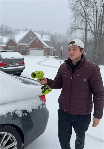 Versatile Cordless Blower for All Seasons