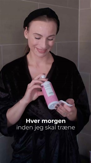 Travle dage kræver enkel hudpleje 💧 Vitamin B12 Micellar Water fjerner makeup og snavs i ét trin – uden at du behøver skylle efter. Claudia Rex viser, hvordan hun sparer tid, men stadig får en frisk og ren hud. | Australian Bodycare