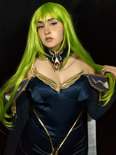 El sentimiento de princesa no lo supero 🥹 el pelo verde no es el que mejor me sienta pero este traje es top Serie: Code Geass Personaje: CC versión dioooosaaa #cosplaytransition #cc #cccosplay #cosplayer #codegeass