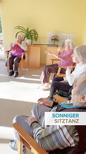 Bewegung mit Spaß – Sitztanz mit Tina! ☀🕺💃Heute wurde es wieder fröhlich in unserem Seniorenheim! Gemeinsam mit Tina haben unsere Bewohnerinnen und Bewohner zu einem sonnigen Lied das Tanzbein geschwungen – ganz bequem im Sitzen. 🎶✨ Mit viel Lächeln, Rhythmus und guter Laune haben wir gezeigt: Bewegung macht in jedem Alter Freude!Musik verbindet, hält fit und sorgt für schöne Momente. 💛 Schaut euch das Video an und tanzt in Gedanken mit!#Sitztanz #BewegungImAlter #SeniorenAktiv #PflegeMitHer