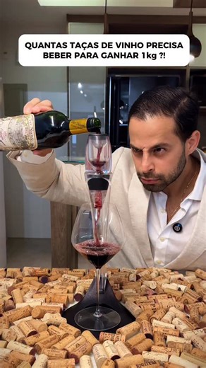 Bruno Goytacaz/ Nutrição Esportiva on Instagram: "Quantas taças de vinho você precisa beber pra engordar 1 kg? 🍷 Bora fazer uma conta de boteco, sem terrorismo nutricional. Uma taça de vinho tem em média 125 kcal. Pra ganhar 1 kg de gordura, você precisa ingerir cerca de 7.700 kcal de excesso. Agora a conta simples: 7.700 ÷ 125 = 61 taças de vinho. Isso dá aproximadamente 12 garrafas. Ué… então o álcool é mesmo o vilão? A verdade é que ninguém engorda porque tomou umas taças de vinho. O problem
