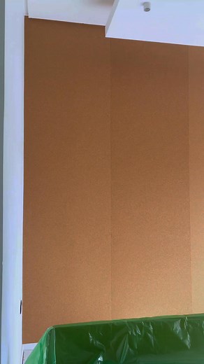 Regardez la vidéo : isolation en liège qui atténue le bruit et stabilise la température sur murs/plafonds. Demandez votre devis. | Iberica Cork