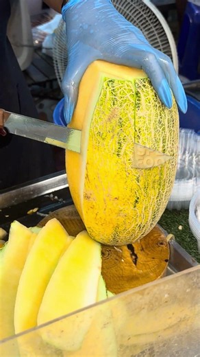 Melon Cutting Skills - พี่หญิงผลไม้ปอกสดตลาดบ้านฟ้าเลอร์มาเช่ ลำลูกกา คลองหก ปทุมธานี