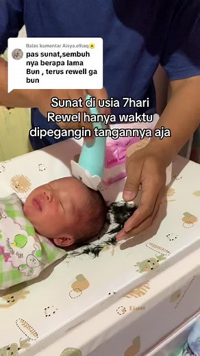 Membalas @Aisya.elhaq🌼 Tidak rewel bun, hanya nangis waktu proses sunat tangan dipegang saja. Selebihnya engga, karna masih bayi minim rasa sakit. Jadi mending sunat waktu bayi atau pas udah gede? #sunatbayimodern #bayisunat #sunatbayilelaki #bayibarulahir #newbor #bayi1bulan #bayilucu