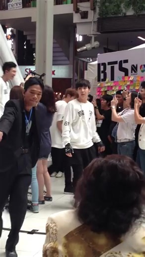 วันนี้ 27 พ.ย. เมื่อ10ปีที่แล้ว BTS ได้เดินทางโปรโมทต่างประเทศครั้งแรก ประเทศไทยเป็นประเทศแรกที่BTSมา
