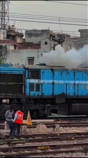 Do Bhai Dono Tabahi #loco #wap7 #indianrailways #locomotive #india