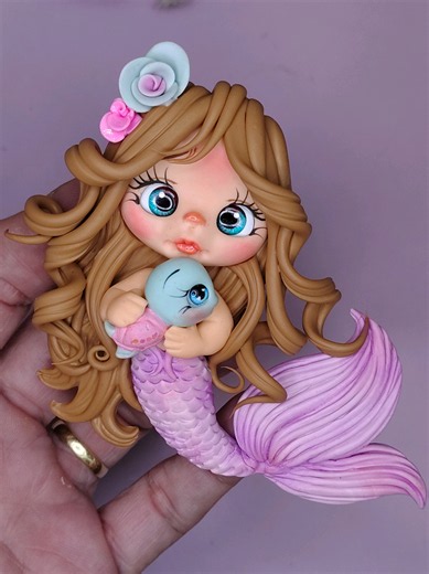 Melhor hora do dia chegou: a hora da terapia! ✨ Vamos de cachinhos nessa sereia maravilhosa? 🥰🧜‍♀️🩷💜 . #biscuit #sereia #artesanato #coldporcelain #feitocomamor Mermaid, Clay doll, Handmade