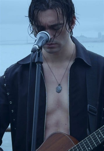 Thought it was only fitting to film this creep cover on a lonely pier in the middle of a storm 🥀 #creep #radiohead #creepcover #acousticcovers