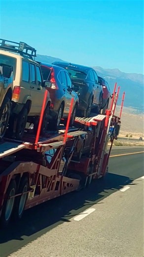 SUNDAY FUNDAY: Big Rigs BOUNCING Down the Oregon Highway! 🚛💨