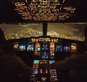 2M views · 1K reactions | Video: Una increíble aproximación nocturna. Créditos: https://www.facebook.com/highpressureaviationfilms | Transponder 1200 | Facebook