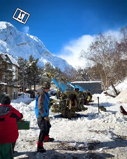 Wait, this is how avalanches happens 🤯#snow | UNILAD