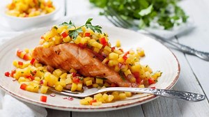 RECETTE: Saumon cajun, salsa mangue et fraises