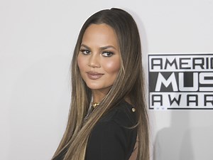 On voit tout ! Chrissy Teigen sans culotte sous sa robe (trop) échancrée