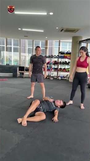 Kĩ năng tự vệ khi bị ôm từ phía sau