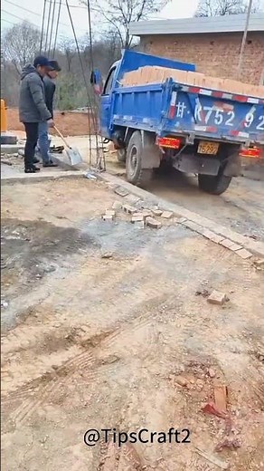 In rural areas, hauling and unloading bricks relies entirely on its sturdy build.