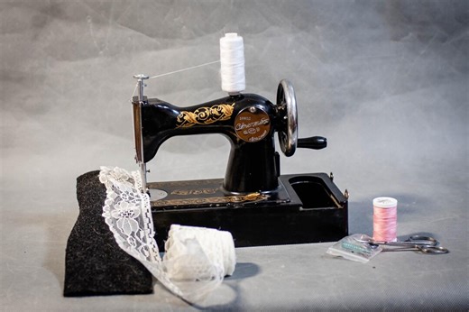 Restorable Dshm-1 Children's Sewing Machine USSR 1960s Bakelite Case - Inoperative - Etsy Canada