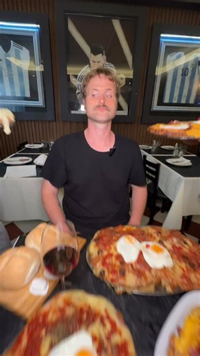 🔥 El Antojo: el templo de las milanesas Casi 20 variedades, todas tan tiernas que se cortan con cuchara. Desde la clásica muzza y la cuatro quesos, hasta una con la cara del Biza 😎 El “Arquitecto de la milanesa” las arma al momento, porque acá hacemos las más potentes del país. Seguinos y descubrí tu favorita 👇🏼 | Restaurante "El Antojo"