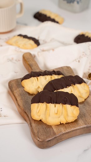 NEXT ➡️ LES SPRITZ MAISON ! 🍫 Ingrédients pour 15 biscuits : 200 g de farine - 170 g de beurre - 70 g de sucre glace - 1 blanc d’œuf - 1 pincée de sel - 1 càc d’arôme de vanille - 150g de chocolat noir pâtissier fondu Préchauffe le four à 160°. Réalise un beurre pommade : passe-le 15 secondes au micro-ondes ou laisse-le ramollir 1h à température ambiante. Dans un bol verse, le beurre mou, le sucre glace, l’arôme de vanille, le sel et fouette le tout. Ajoute le blanc d’œuf et fouette de nouveau 