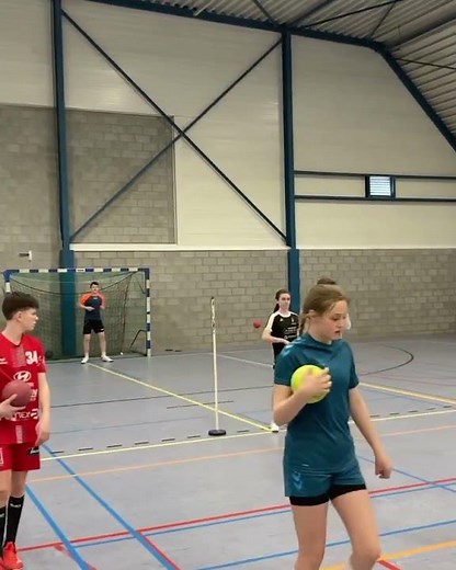 Un tres bon exercice 27 pour ameliorer la feinte chez les jeunes handballeurs par le coach Philipp