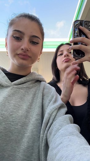 Ece ve Neşe'nin Şimdiki Halleri: Defne Yeşil Elbise